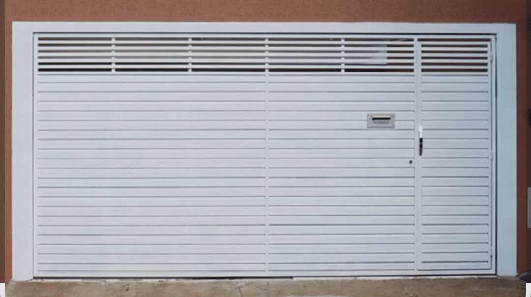 Portão de correr garagem de alumínio Lambril com porta social